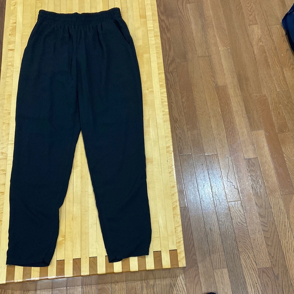 Black flowy pants with pockets- slimmer at ankle